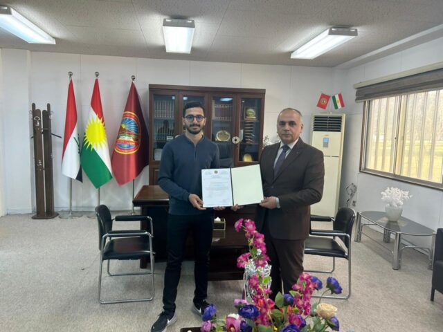 خەڵاتکردنی قوتابی (اندی جبراێیل) لە لایەن بەڕێز ڕاگری کۆلێژی ئەندازیاری